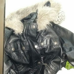 Leather jacket w detachable fur.